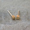 Малки сребърни обеци Pin - кубчета жълто злато