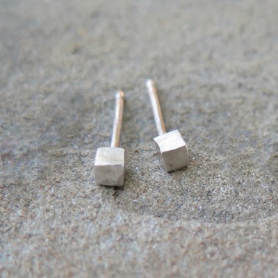 Small silver earrings Pin - silver cubes