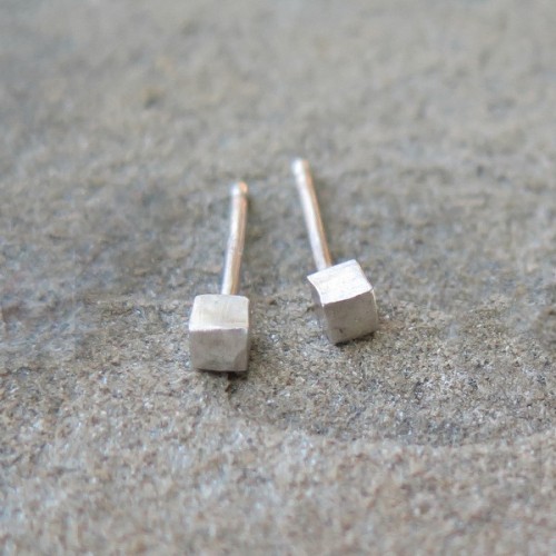 Малки сребърни обеци Pin - кубчета сребристи