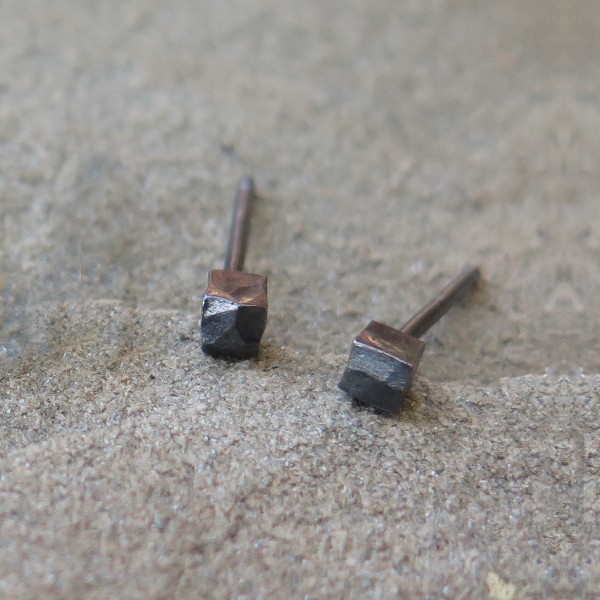Малки сребърни обеци Pin - кубчета оксидирано сребро