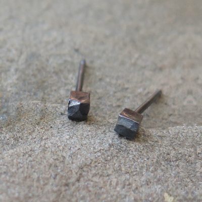 Малки сребърни обеци Pin - кубчета оксидирано сребро